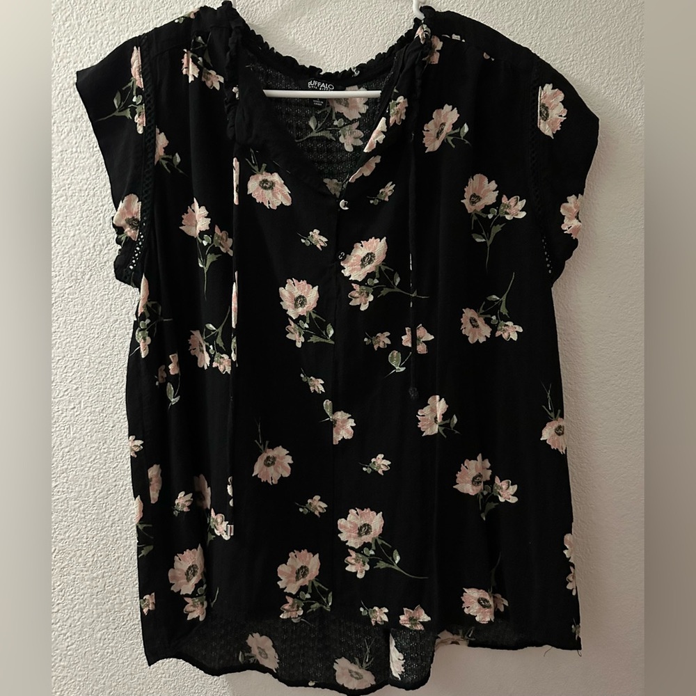 Women’s Buffalo top. Size L.